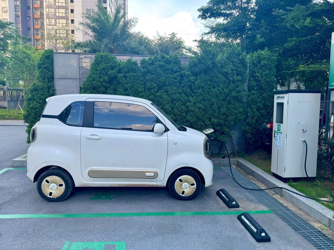 Bestune Xiaoma sạc tại trạm