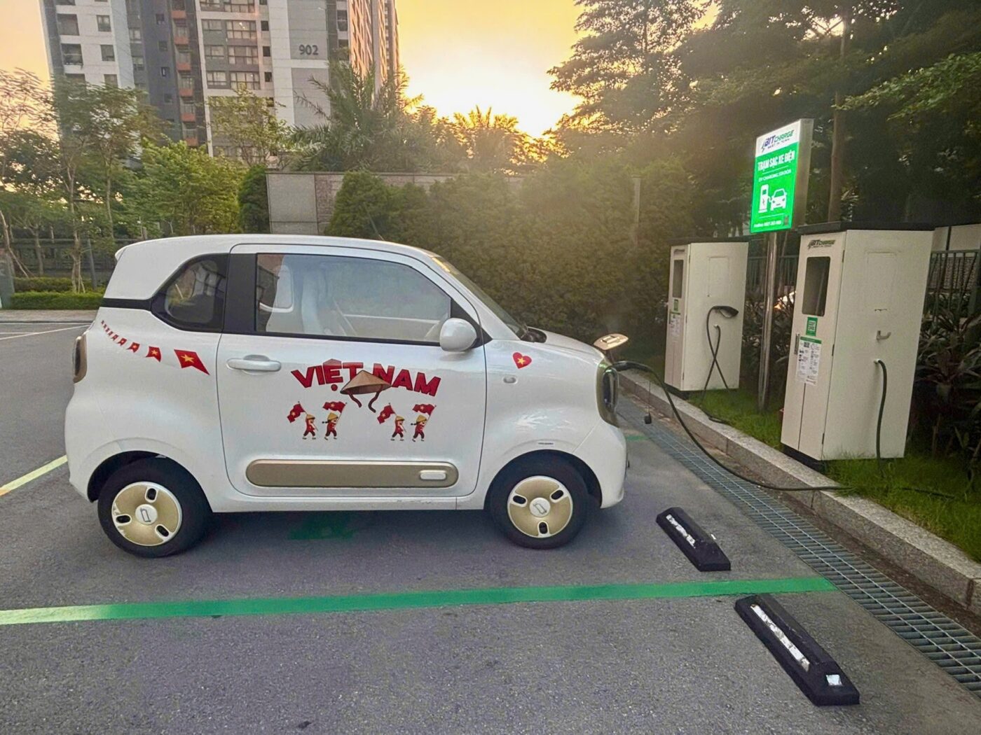 Bestune Xiaoma sạc tại trạm